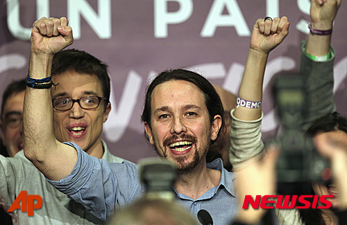 【마드리드=AP/뉴시스】스페인 신생정당 포데모스의 파블로 이글레시아 대표가 20일(현지시간) 총선개표 결과 하원 제3당 지위를 확보하는데 성공한 것으로 나타나자 당사에서 지지자들과 함께 손을 치켜들며 자축하고 있다. 2015.12.21