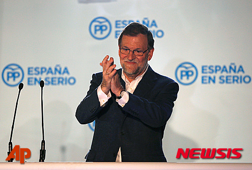 【마드리드=AP/뉴시스】마리아노 라호이 스페인 총리가 20일( 현지시간) 마드리드에 있는 국민당 당사에서 지지자들을 향해 박수를 치고 있다. 이날 총선에서 집권 국민당은 제1당의 지위를 고수했으나 과반득표에는 실패했다. 2015.12.21