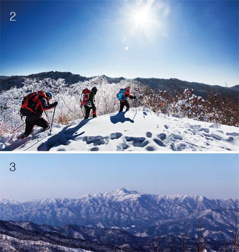 [월간산]2 등산객들이 백덕산 주능선의 깊은 눈을 헤치며 걷고 있다.  3 문재에서 백덕산으로 가는 도중에 본 치악산의 위용.