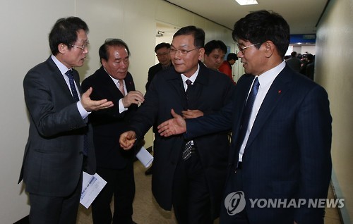 대통령에 면담 요구한 교육감들     (서울=연합뉴스) 김주성 기자 = 23일 오후 서울시교육청에서 장휘국 전국시도교육감협의회장(광주시교육감)을 비롯한 교육감들이 누리과정(만 3~5세 무상보육) 예산 문제 해결을 위한 공동 기자회견을 마치고 나와 대화를 나누고 있다.      왼쪽부터 조희연 서울시교육감, 장휘국 광주시교육감, 장만채 전남교육감, 이청연 인천시교육감. 2015.