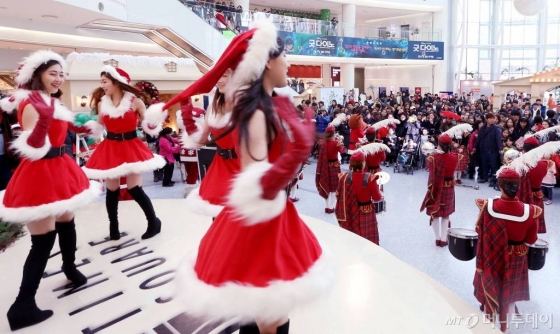 24일 오후 서울 영등포 타임스퀘어에서 크리스마스 행사가 열리고 있다. /사진=홍봉진 기자 honggga@