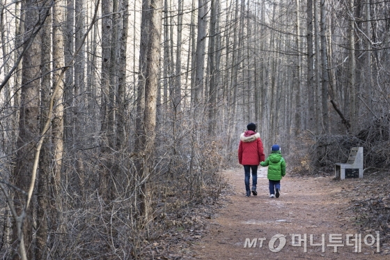 아이와 함께 걷기 좋은 검룡소 가는 길/사진제공=한국관광공사
