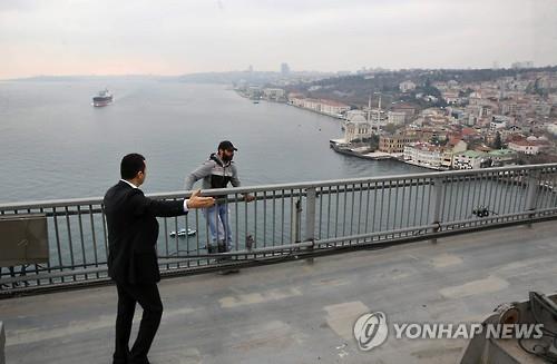 터키 대통령, 투신 시도한 남성 설득한 장면. 터키 대통령실 제공 (EPA=연합뉴스)