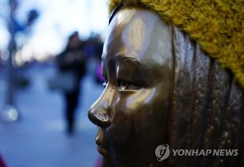 서울 종로구 일본대사관 부지 앞에 설치된 일본군 위안부 소녀상