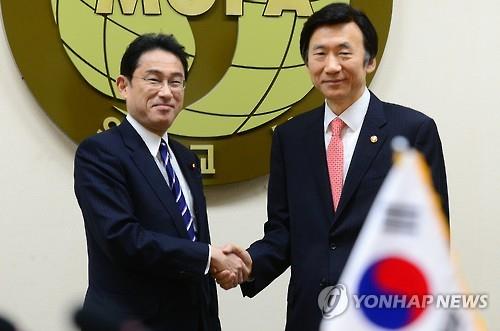 윤병세(오른쪽) 외교부 장관과 기시다 후미오(岸田文雄) 일본 외무상이 2015년 11월 1일 오전 서울 세종로 외교부 청사에서 열린 한일 외교장관회담에서 악수하고 있다.(연합뉴스 자료사진)