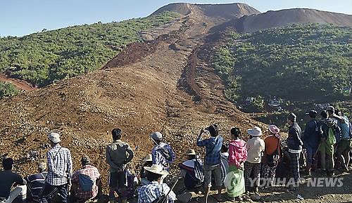 지난달 21일 미얀마 북부 카친주 옥 광산에서 폐광석 더미가 무너져 임시가옥 등을 덮친 모습. 이 사고로 최소 115명이 숨졌다. (AP=연합뉴스 자료사진)