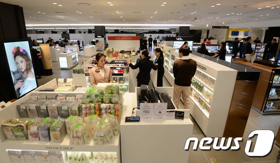 서울 시내면세점 3곳 늘어나자마자 中 경기 침체 유탄 맞나? - 뉴스1