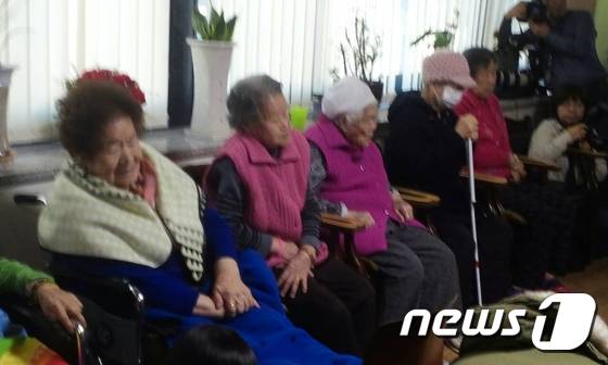 한일 외교장관의 합의문 발표를시청하고 있는 할머니들© News1