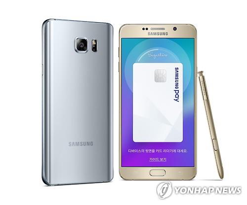 (서울=연합뉴스) 삼성전자가 128GB 대용량 메모리를 탑재한 ‘갤럭시 노트5 윈터 스페셜 에디션’을 18일 출시한다. ‘갤럭시 노트5 윈터 스페셜 에디션’은 출시 후 지속적으로 인기를 끌고 있는 골드 플래티넘과 실버 티타늄으로 출시된다. 출고가는 99만 9천900원이다. 소비자들은 64GB 제품 가격에 3만 4천100원을 더한 가격으로 128GB 제품을 만날 수 있다. 2015.12.18 << 삼성전자 제공 ></a>>
