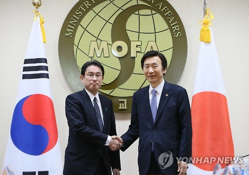 한일외교장관회담 (서울=연합뉴스) 진성철 기자 = 윤병세 외교장관(오른쪽)과 기시다 후미오 일본 외무상이 28일 서울 종로구 도렴동 외교부에서 열린 일본군 위안부 문제 해결을 위한 한일 외교장관 회담에서 악수하고 있다. zjin@yna.co.kr