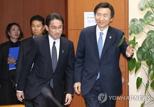 회담장 들어서는 한일 외교장관 (서울=연합뉴스) 진성철 기자 = 윤병세 외교부 장관(오른쪽)과 기시다 후미오(岸田文雄) 일본 외무상이 28일 오후 서울 종로구 도렴동 외교부 청사에서 열린 양국 외교장관 회담에서 악수를 한 뒤 회담장으로 들어서고 있다. seephoto@yna.co.kr