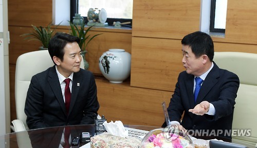 강득구 경기도의회 의장-남경필 지사 '누리과정' 면담     (수원=연합뉴스) 최찬흥 기자 = 경기도의회 강득구 의장과 남경필 지사(왼쪽)가 의장실에서 만나 '누리과정' 예산 편성과 관련해 면담하고 있다. 2015.12.28  << 경기도 제공 >>     chan@yna.co.kr