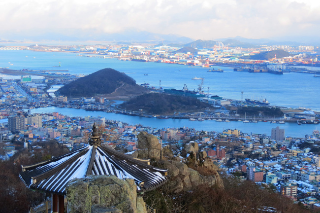 ▶비운의 학 세마리가 떨어진 삼학도. 이곳엔 세기의 스타 이난영 공원과 요트계류장이 있다.