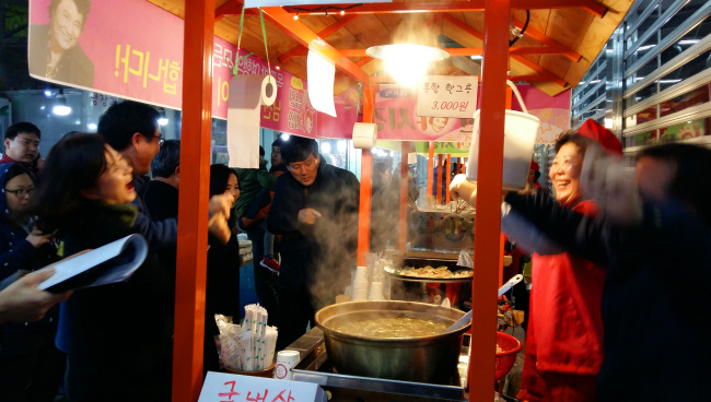 ▶자유시장 정미소집 아들 남진의 흥겨운 가락이 야시장을 바람난 골목으로 바꾸었다.