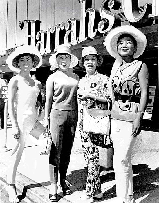 ▶목포의 눈물을 부른 이난영(오른쪽 두번째)은 1930~1960년대 대스타일 뿐 만 아니라, 대중문화 실험가요 기획자였다. 그는 최초의 걸그룹결성, 최초의 한류 개척자였다. 사진은 딸 둘과 조카딸로 구성한 ‘김시스터즈’와 함께 미국 라스베이거스 공연을 마친후 행복한 포즈를 취하고 있는 모습이다.