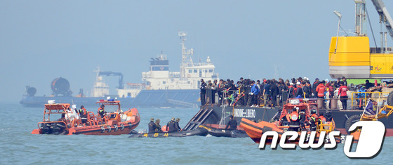 세월호 침몰 사고 발생 9일째인 지난해 4월24일 전남 진도군 관매도 인근 사고 해역에서 해군과 해양경찰, 민간 잠수사 등 구조대원들이 수색 및 구조작업을 벌이고 있다.2014.4.24/뉴스1