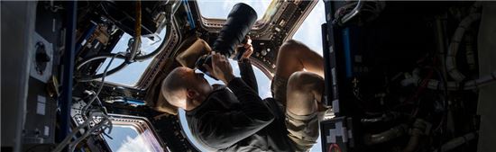 ▲한 우주비행사가 우주전망대로 부르는 '큐폴라'에서 지구를 촬영하고 있다.[사진제공=NASA]
