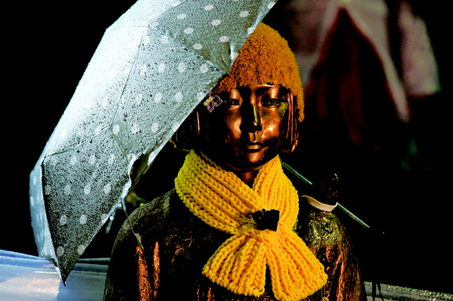 30   α Ϻ տ ȭ  л Ⱥ   Ϻ   å   ҳ  ݴ븦 ġ ִ.   xogud555@hani.co.kr