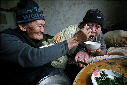 【서울=뉴시스】중국에서 사지가 마비된 아들을 46년째 지극 정성으로 보살펴 온 95세 노인의 사연이 화제가 되고 있다고 데일리 메일 등이 1일(현지시간) 보도했다. <출처: 인민일보 인터넷판 캡처> 2015.1.1.