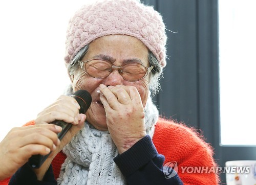 금년1월1일 나눔의 집을 방문한 정의당심・산젼 대표와 이야기를 주고 받는 중, 눈물을 흘리는 유후이남 할머니[연합 뉴스 자료 사진]