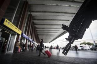 로마 지하철, 폭발물 의심 신고로 운행중단·대피 소동 - 연합뉴스