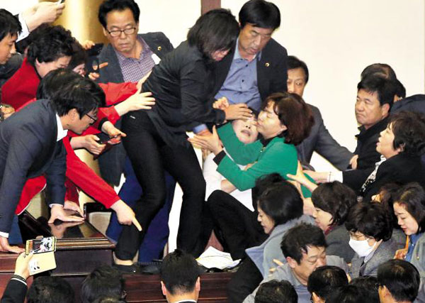 경기도의회, 누리예산 몸싸움.. 광역단체 첫 '準예산 사태' - 조선일보