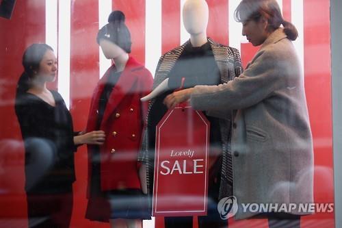 신년 세일 첫날 매출 30∼40%↑..소비심리 회복되나(종합) - 연합뉴스