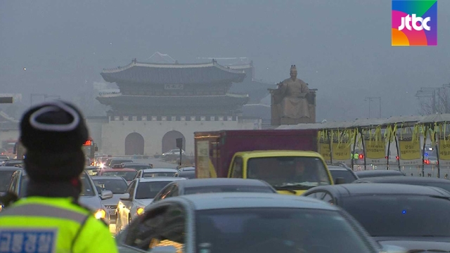새해 첫 출근길 '답답'..'미세먼지' 자욱한 서울 아침 - JTBC