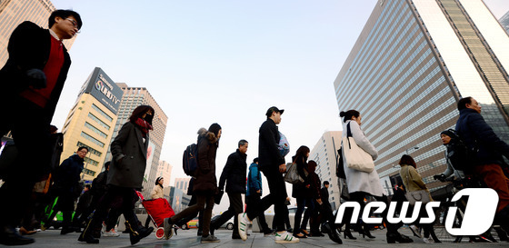 서울 광화문네거리 출근하는 직장인들의 모습 (뉴스1 자료사진)  © News1