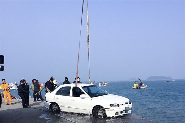 승용차 바다 추락..가족 사망사고 잇따라 - 한국일보