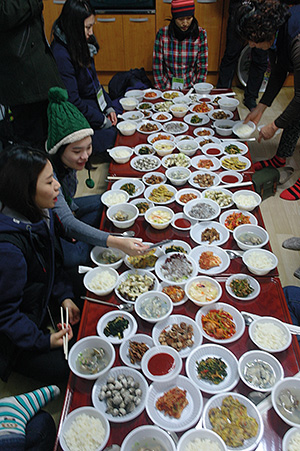 ⓒ청년섬캠프 제공 : 장도 갯벌에서 난 꼬막으로 차린 꼬막 정식.