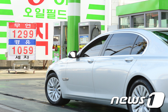 휘발유價 약세 지속..1200원대 1천곳 육박 - 뉴스1