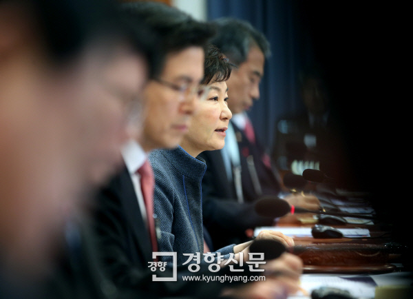 국회 압박·위안부 언급 '역풍' 커지자..발언 수위 낮춘 대통령 - 경향신문