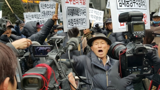 6일 오후 어버이연합, 재향경우회 등 보수단체 회원들이 서울 종로구 전 일본대사관 건물 맞은편에서 한일 위안부 문제 협상안을 수용할 것을 촉구하는 집회를 열고 있다./ 사진=남영희 기자