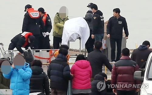 시신으로 돌아온 선원 유가족 