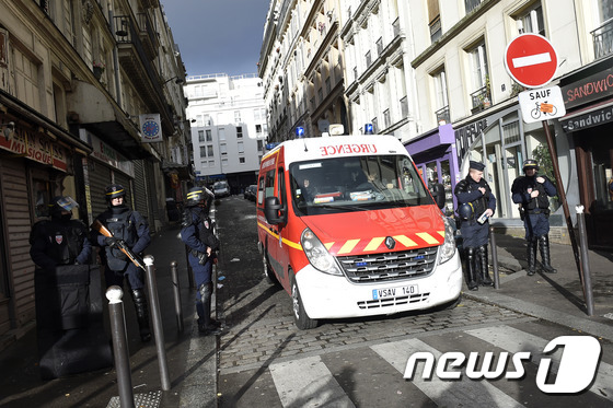佛 샤를리엡도 테러 1주기에 경찰서 공격 발생 - 뉴스1