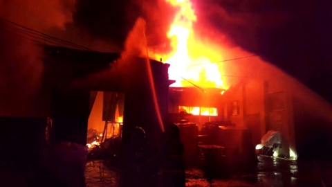 상자 제조 공장에서 불..인도 덮친 구조물 - YTN