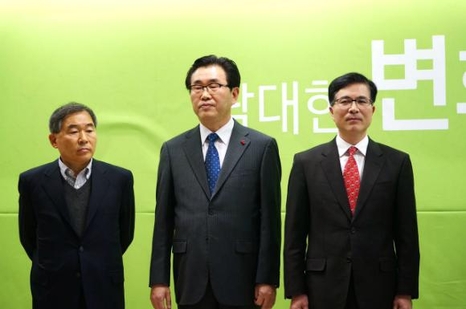 안철수신당은 8일 영입인사 1호로 한승철 변호사(사진의 가장 오른쪽), 안재경 전 경찰대학장(사진 가운데), 가장 왼쪽은 황주홍 의원.