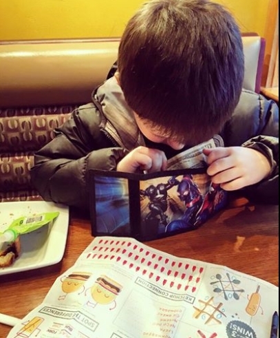 미국 엄마, 6세 아들 식사비용 전액 부담..데이트 예절 조기교육 - 뉴시스