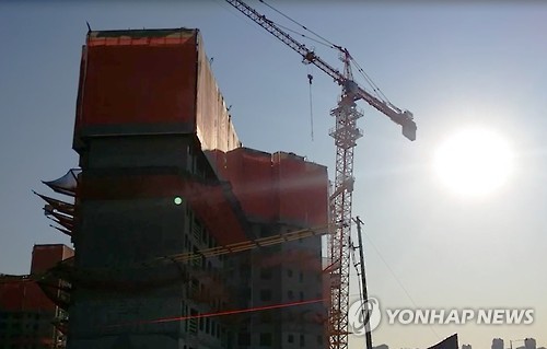 아파트 건설현장서 타워크레인 '기우뚱'..해체완료(종합) - 연합뉴스