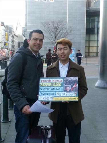 유럽탈북민단체, 유럽의회 앞에서 북 핵실험 규탄 성명 배포 - 연합뉴스