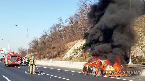 경부고속도로 달리던 벤츠서 불..20여분만에 진화 - 연합뉴스