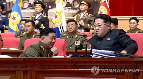 '북한 2인자' 황병서, 김정은 옆에서 무릎꿇고 대화 - 연합뉴스