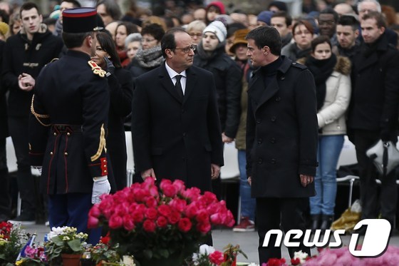 샤를리엡도 1주기..올랑드 이슬람 사원 전격 방문 - 뉴스1