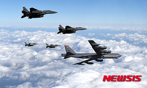 【서울=뉴시스】핵 미사일로 무장한 미국의 전략무기 ‘B-52’ 장거리 폭격기가 10일 경기도 오산 상공을 우리군 F-15K와 미 공군 F-16 전투기의 호위를 받으며 저공비행 하고 있다. 2016.01.10. (사진=공군 제공) photo@newsis.com