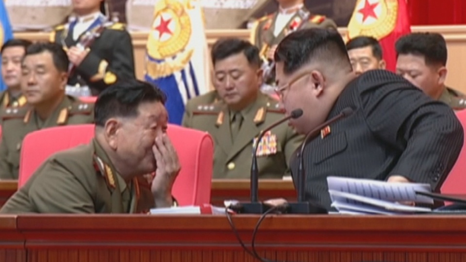 '북한 2인자' 황병서, 김정은 옆 무릎 꿇고 대화 - 연합뉴스TV