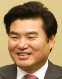 국가비상사태라더니..여당 원내대표 과테말라행 - 경향신문