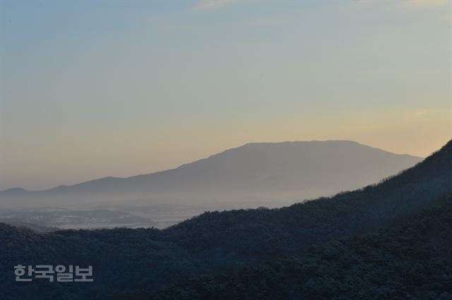 보령의 들을 내려다보고 있는 오서산.