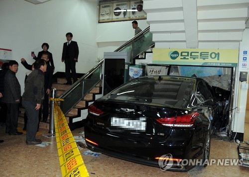 구청 민원실에 노부부 탄 승용차 '쾅'..급발진 여부 조사 - 연합뉴스