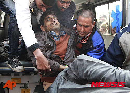 印 카슈미르에서 버스 굴러 11명 사망 - 뉴시스